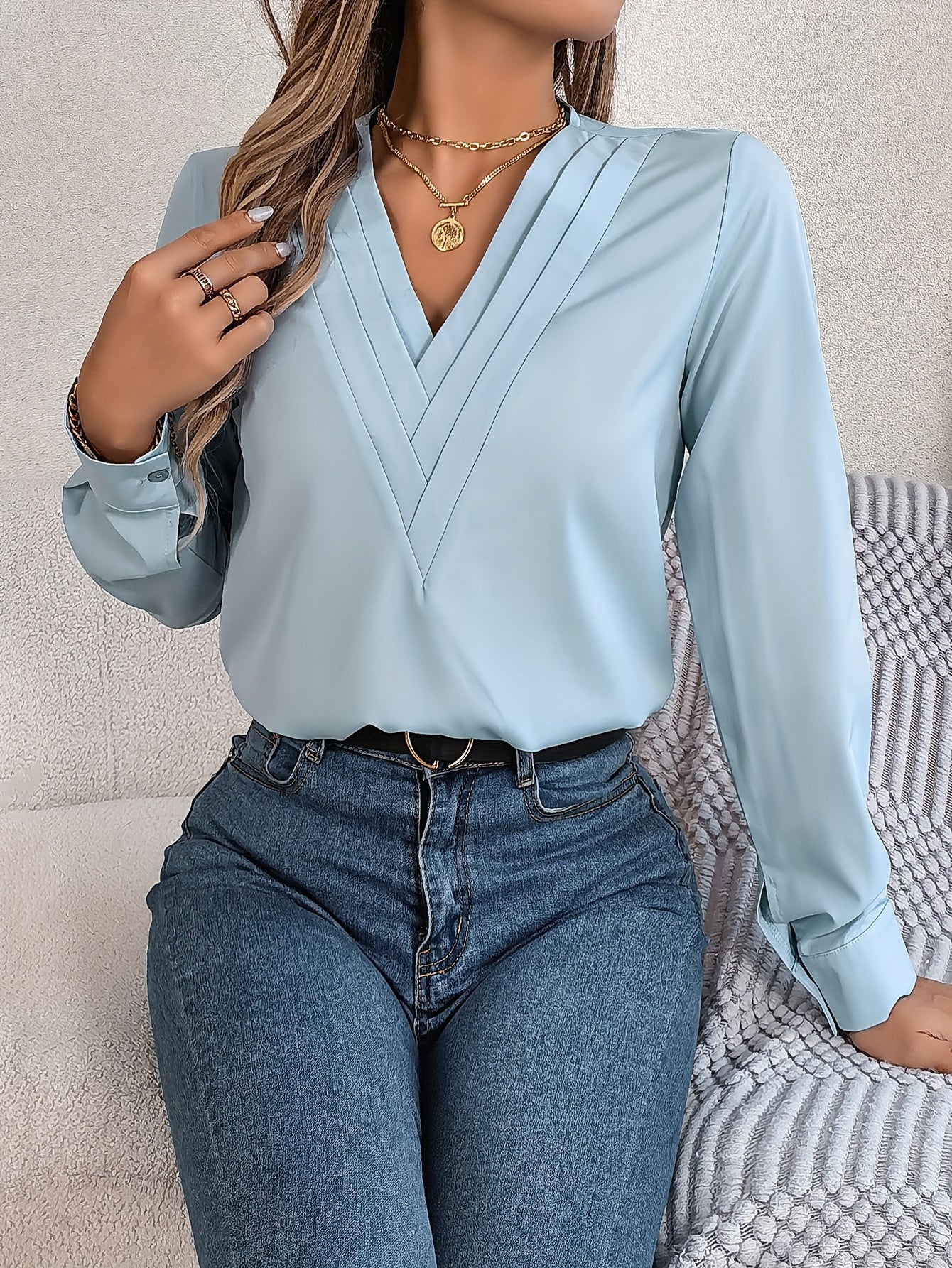 Blusa Elegory Manga Longa com Decote em V Azul + Conjunto de Colares de Brinde